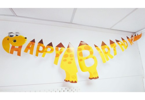 girlanda-papierowa-dino-165x40cm.jpg
